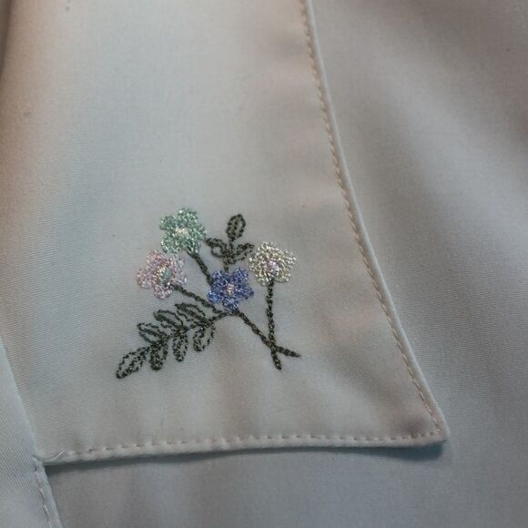 VINTAGE CREAM buttton down dressy blouse Pit to Pit ~ 22 1/2” SO PRETTY - Picture 5 of 14